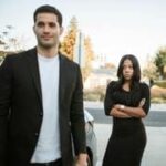Casal discutindo em um ambiente externo próximo a um carro, simbolizando ciúmes e insegurança no relacionamento.