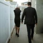 Casal caminhando em um corredor estreito, simbolizando os desafios de perdoar no relacionamento.