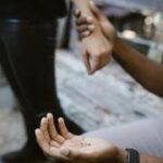 Mãos se tocando, simbolizando o desafio emocional de perdoar em um relacionamento.