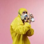 Pessoa usando traje especial amarelo com máscara completa, simbolizando fobia ao exterior e busca por proteção.