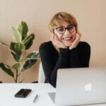 Mulher inteligente trabalhando em um ambiente de escritório, simbolizando inteligência emocional e busca por produtividade.