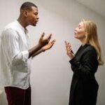 Casal discutindo em um ambiente interno, simbolizando desafios de comunicação no relacionamento.