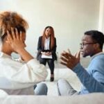 : Casal recebendo terapia, resolvendo conflitos de forma adequada com a ajuda de um profissional.