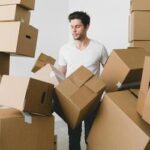 Pessoa organizando caixas de forma frenética, simbolizando comportamentos compulsivos relacionados ao TOC.