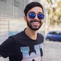 Pessoa única e feliz, com estilo casual, destacando sua singularidade em um ambiente urbano.