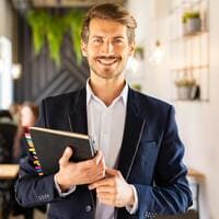 Pessoa em ambiente moderno segurando um caderno, simbolizando confiança, felicidade e autenticidade.