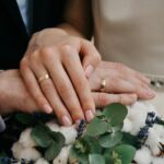 Casal de noivos se preparando para o casamento, simbolizando os desafios e aprendizados antes e durante a vida a dois.