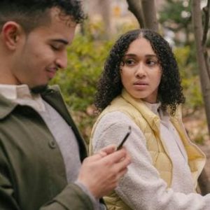 : Casal sentado em ambiente externo, representando ciúmes e insegurança trabalhados na terapia de casal.