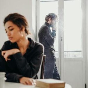 Casal em rotina e desgaste, representando os desafios do relacionamento trabalhados na terapia de casal.